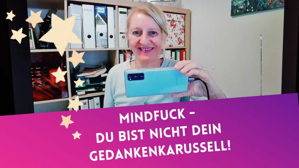 Frau sitzt vorm Computer und denkt