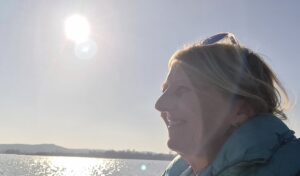 Sabine im Profil schaut auf den Ammersse undhat die Sonne im Hintergrund
