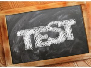 Schiefertafel mit dem Wort Test in Kreide geschrieben