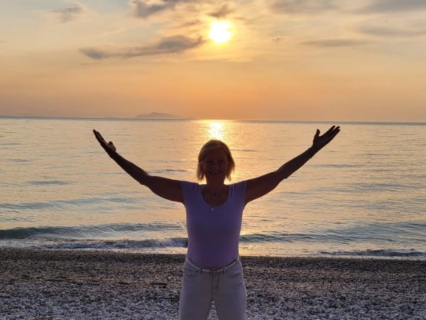 Frau am Meer mit Sonnenaufgang