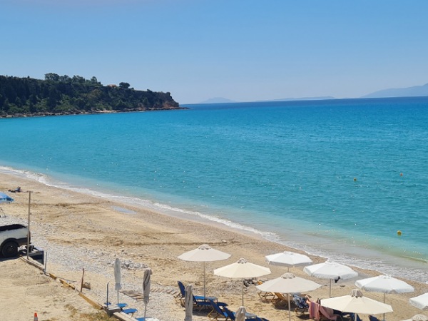 Strand von Lourdata Strand mit weißen Sonnenschirmen
