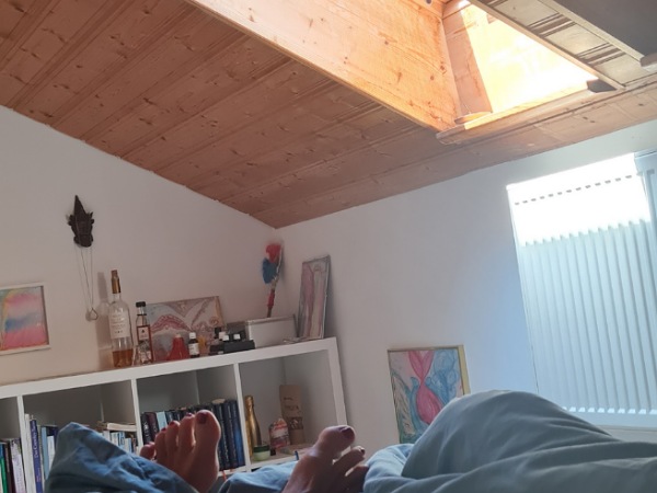 Füße srecken sich aus der Decke Zimmer, Füße unter der Bettdecke herausgestreckt