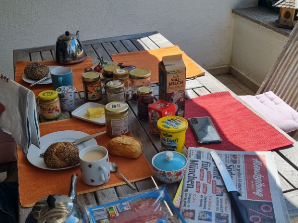 Frühstück auf Terasse Frühstückstisch