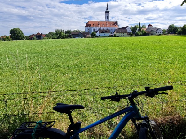 Bike und Marienmünster Fahrrad im Vordergrund, Marienmüster, Dießen, im Hintergrund