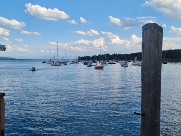 Segelboote am Uttinger Strand Blick auf Segelbootte im Ammersee in Utting