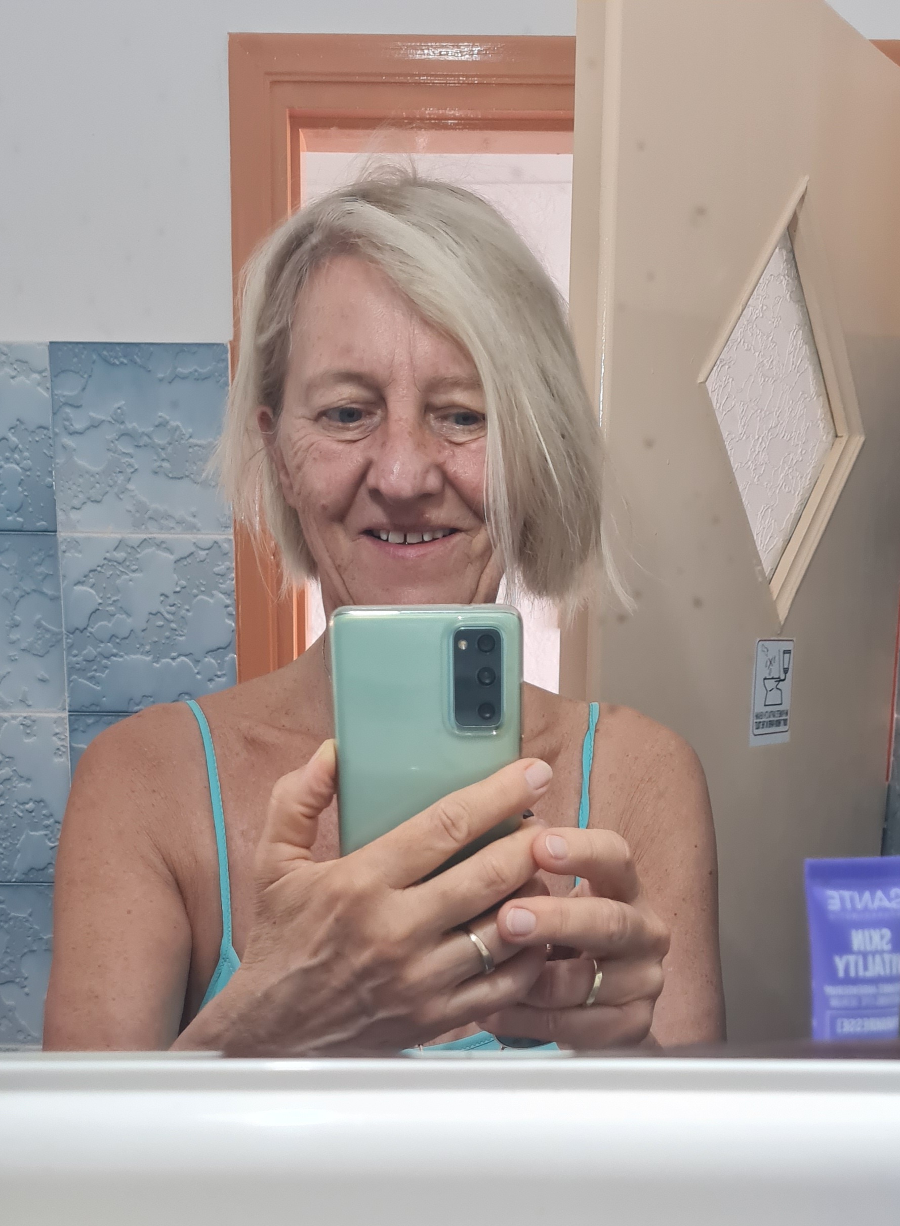 Kamniya im Bad Frau mit Handy im Bad
