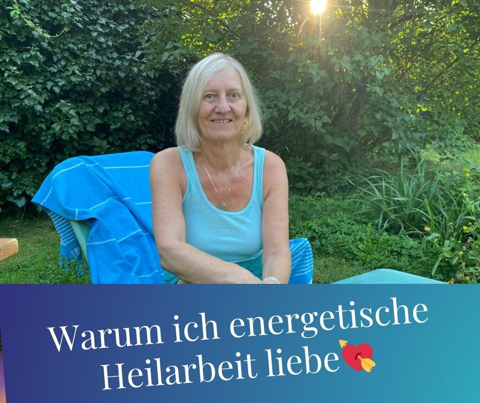 Frau sitzt im Grünen auf einer Liege