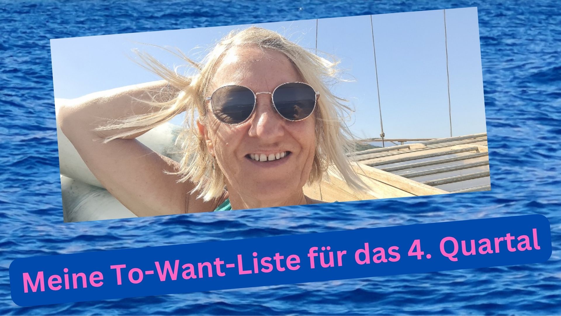 Frau mit Sonnenbrille im Hintergrund das dunkelblaue Meer