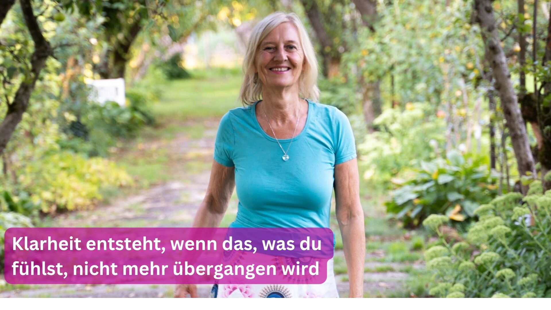 Frau strahlend auf einem Weg