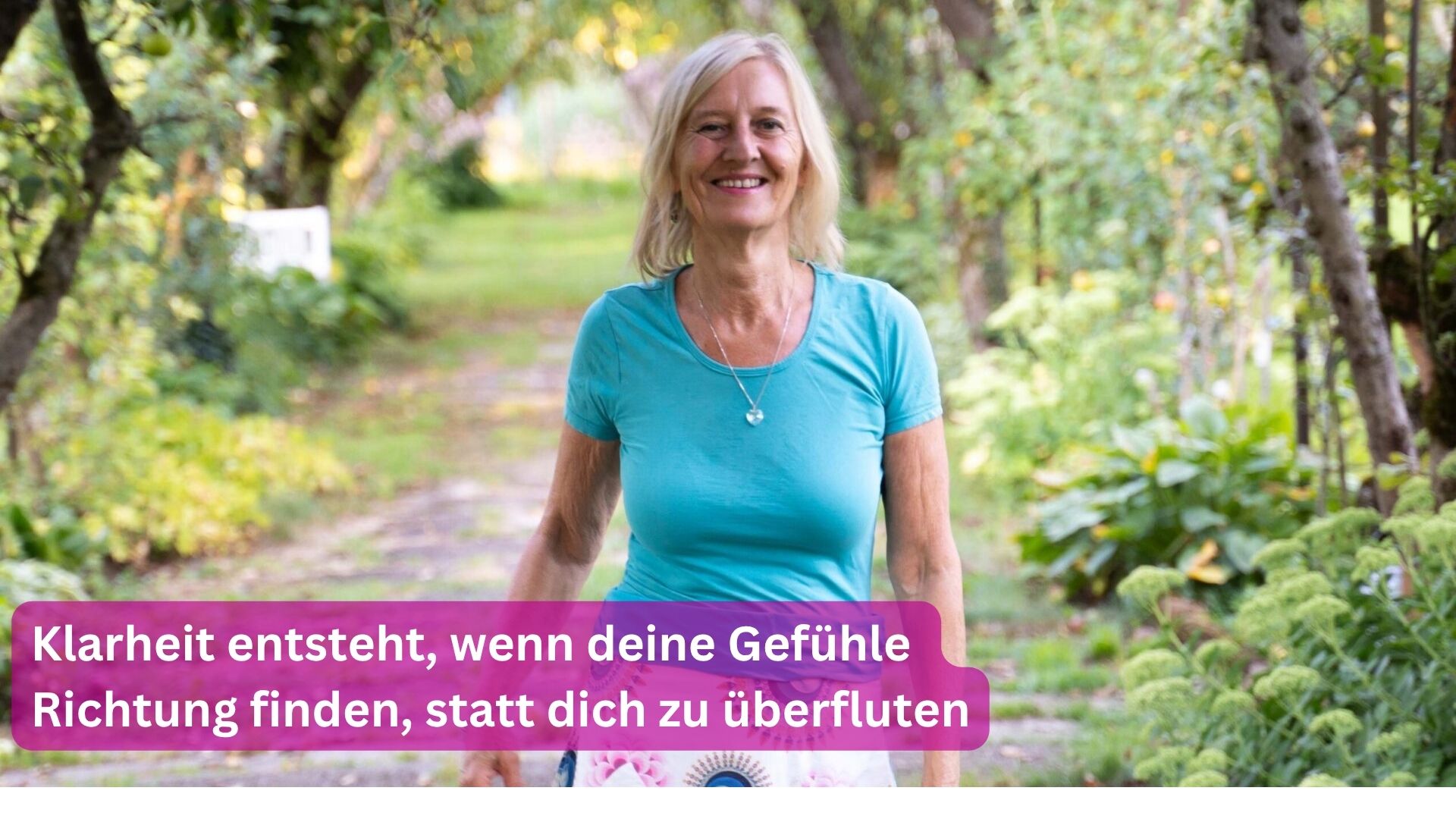 Frau auf einem Weg geht in einer Richtung