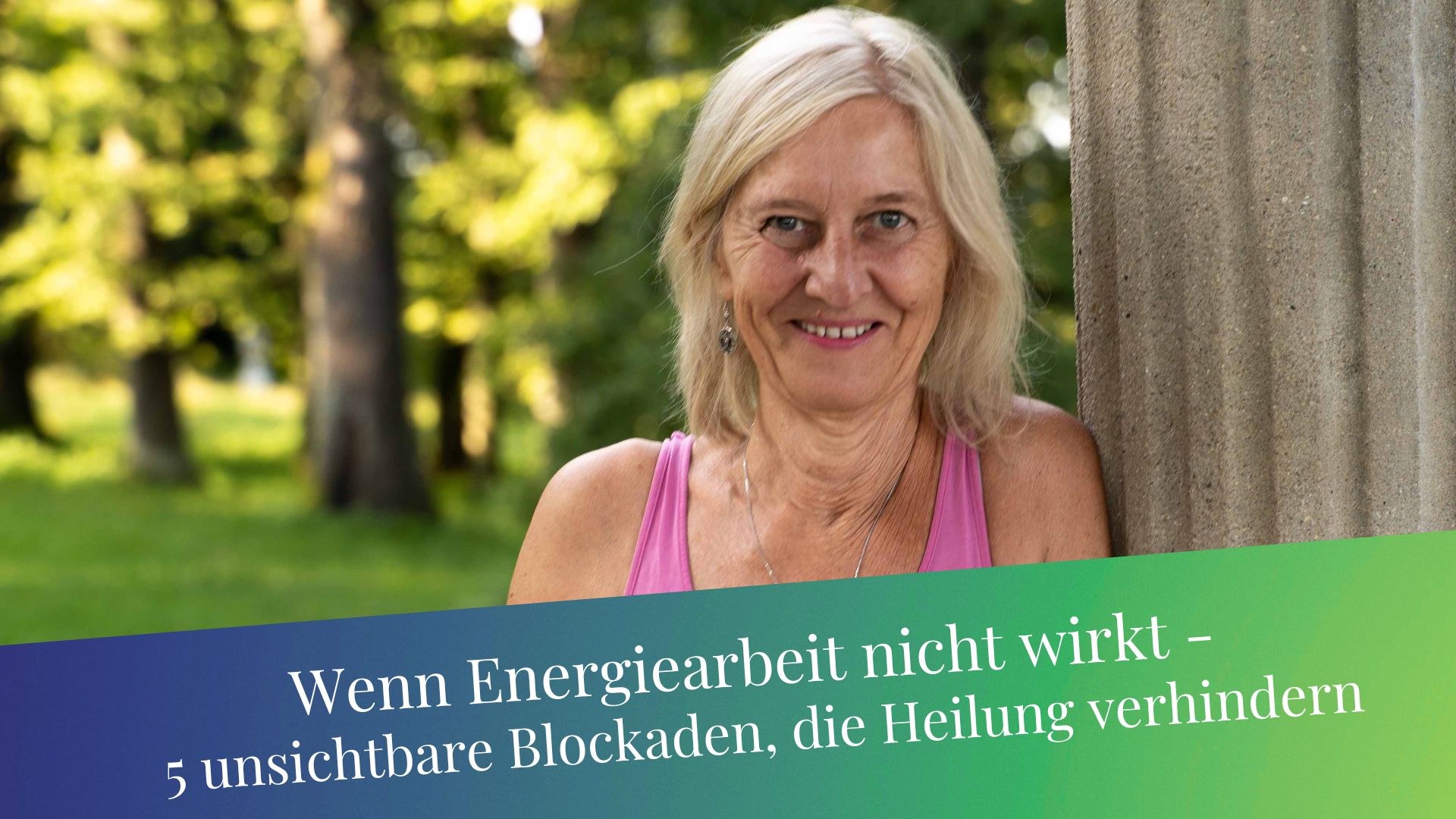 Wenn Energiearbeit nicht wirkt Frau steht an Säule im Park