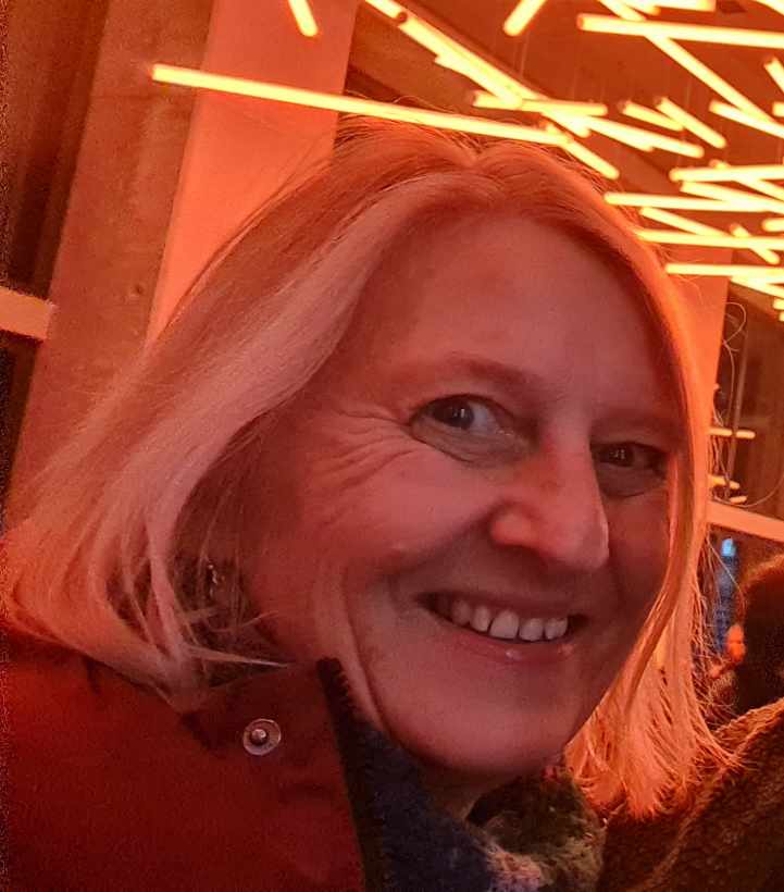 Frau in orangenem Licht.