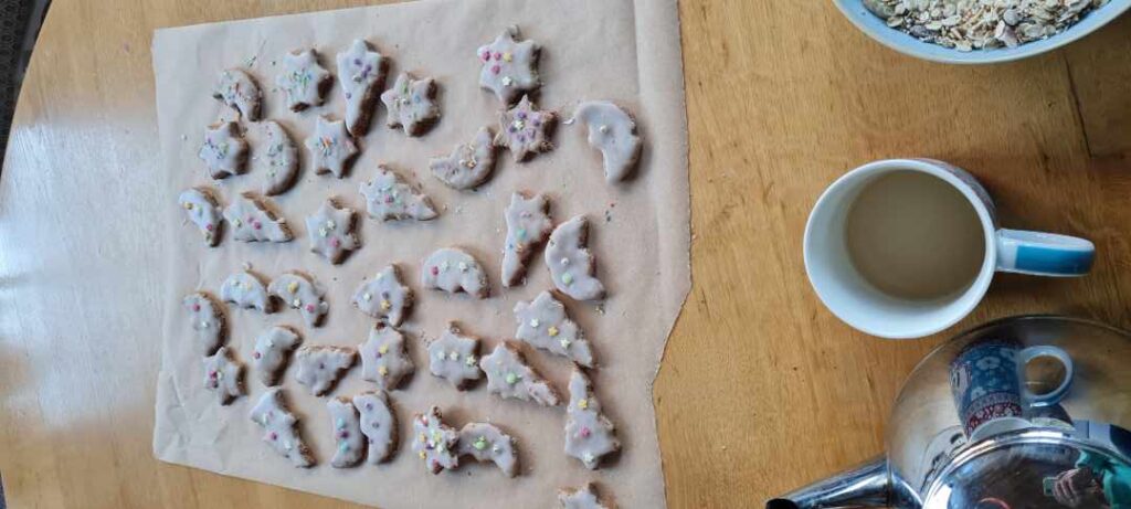 Plätzchen schwarz und weiß mit Deko