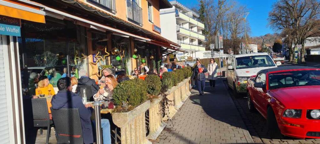 Herrschinger Italiener in der Sonne mit Gästen im Winter