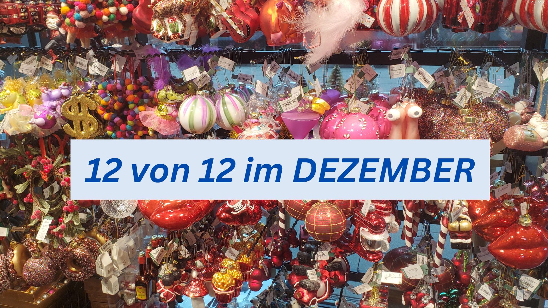 Weihnachtskugel und Schmuck in buntenFarben