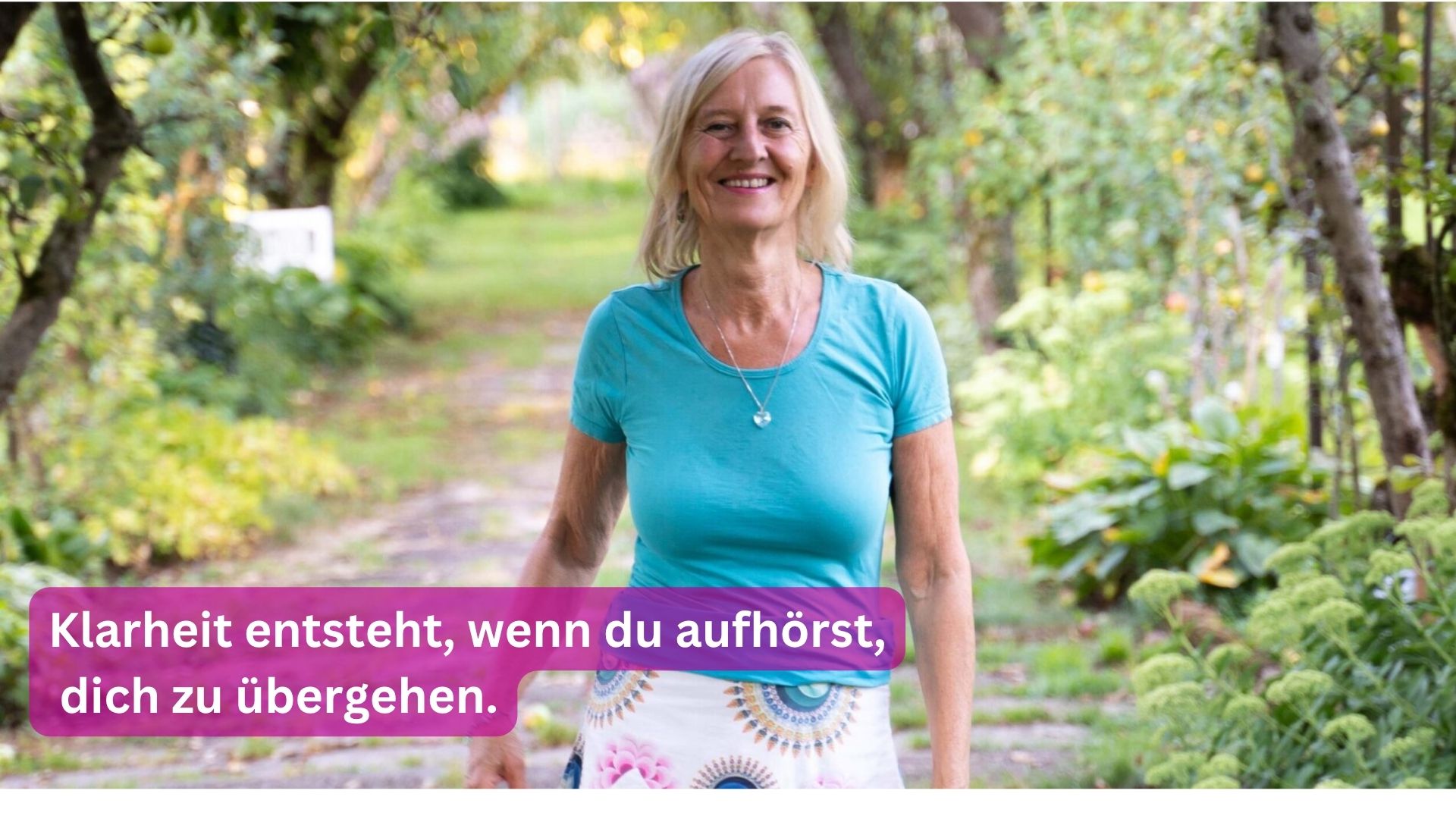 Frau strahlend auf einem Weg